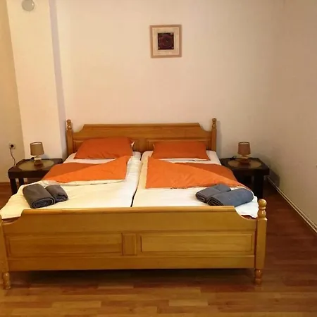 Kraljica 1 *